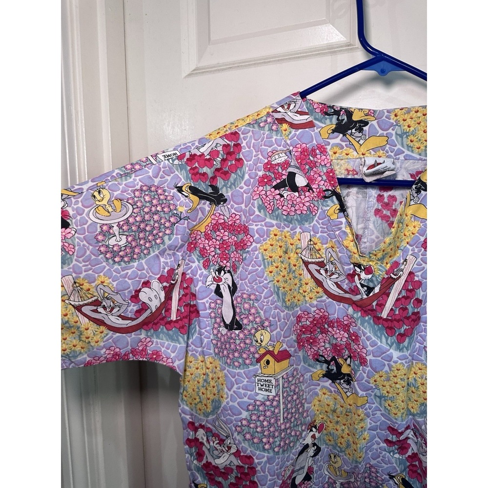 Looney Tunes Scrub Top | Flowers Bugs Daffy Tweety | Official Women's Medium - Picture 2 of 4